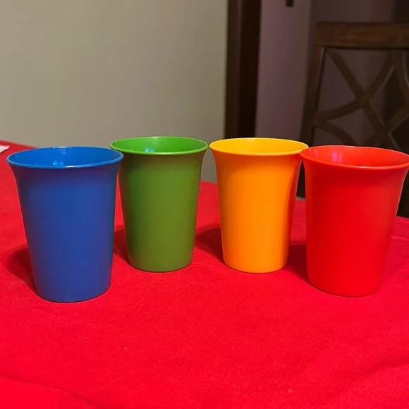 Vintage TUPPERWARE Childs Set of 4 Primary Color Childrens 6 oz Tumblers Glasses - Picture 1 of 3